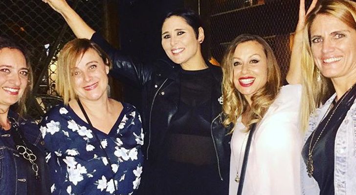 Rosa y Verónica junto a unas amigas