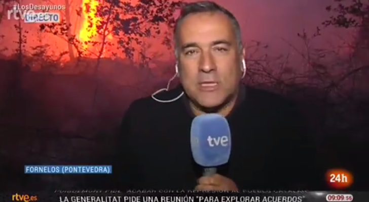 Xabier Fortes a escasos metros del fuego durante un directo