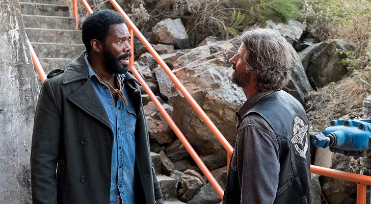 Víctor Strand conversando con uno de los Supervisores en 'Fear The Walking Dead'