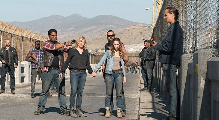 Nick con el detonador mientras los hombres de John amenazan con matar a su familia en 'Fear The Walking Dead'