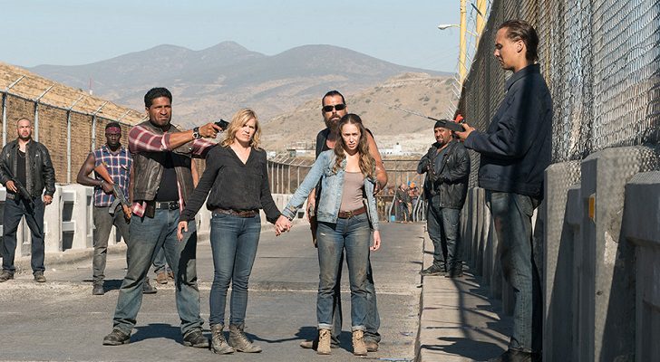 Nick con el detonador mientras los hombres de John amenazan con matar a su familia en &#39;Fear The Walking Dead&#39;