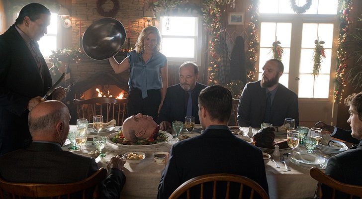 Madison junto a sus invitados en una extraña escena en &#39;Fear The Walking Dead&#39;