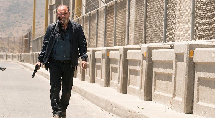 Daniel Salazar camina con parte de su cara destrozada en 'Fear The Walking Dead'