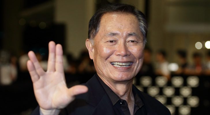 George Takei, actor que da vida a Sulu en "Star Trek", haciendo el saludo vulcano