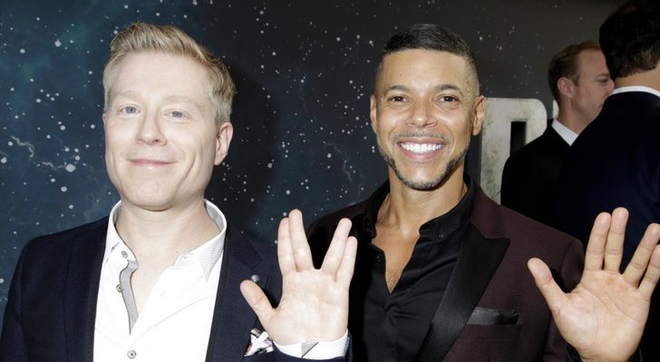  Wilson Cruz y Anthony Rapp de 'Star Trek: Discovery' haciendo el saludo vulcano