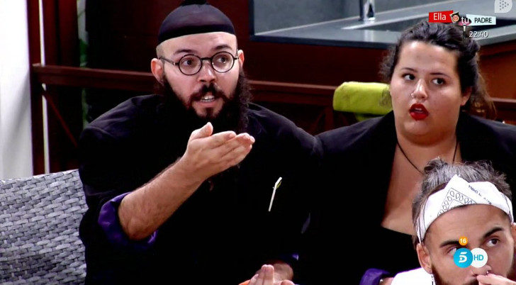 Juan niega a Laura en público