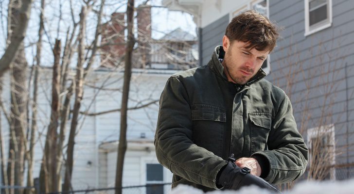 Casey Affleck en su papel protagonista de Lee Chandler poniéndose unos guantes negros en su casa, donde hay nieve, en la película de 2017 'Manchester frente al mar'. Papel por el que ganó un Óscar a Mejor Actor. 