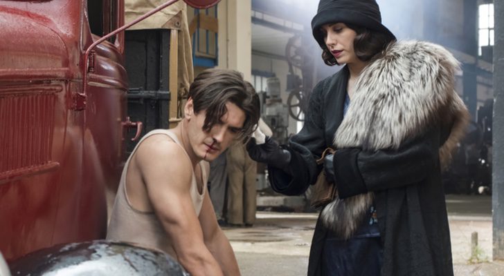 Lidia (Blanca Suárez) junto a Francisco (Yon González), herido