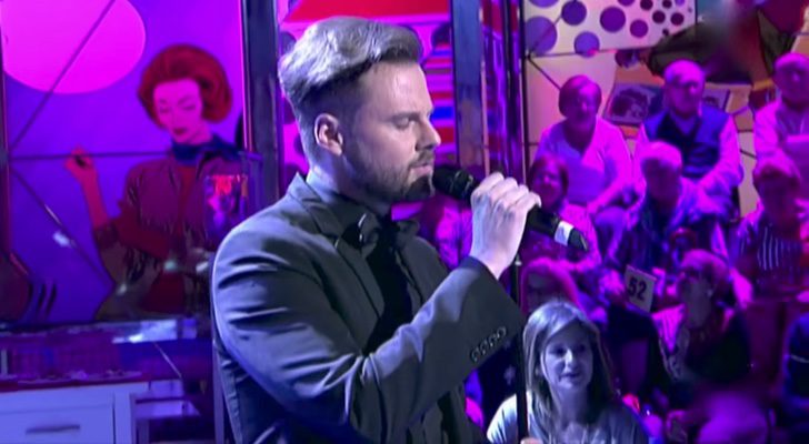 Daniel Zueras cantando en el plató de 'Sálvame' de Telecinco, en directo, en 2015