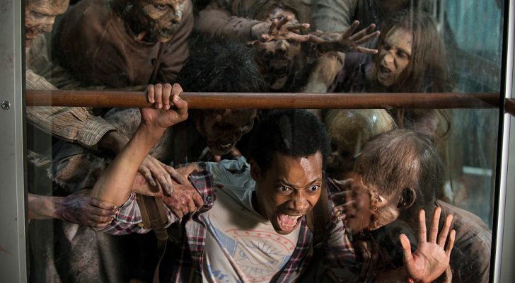 Noah a punto de ser devorado por los caminantes en 'The Walking Dead'