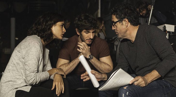 Quim Gutiérrez, Inma Cuesta y Daniel Écija durante el rodaje de la serie 'El accidente'