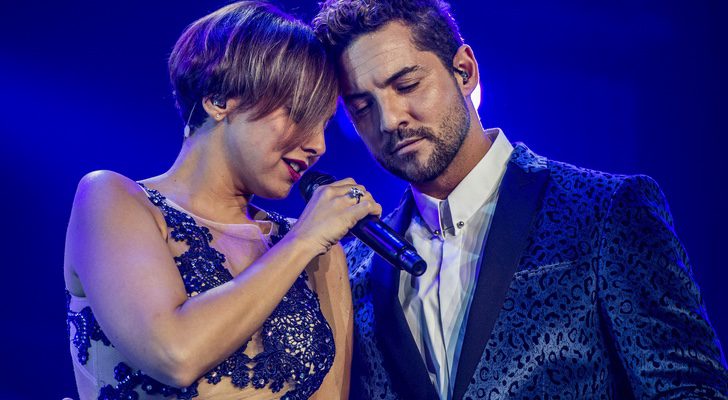 Chenoa y David Bisbal cantando "Escondidos" en 'OT. El Reencuentro'