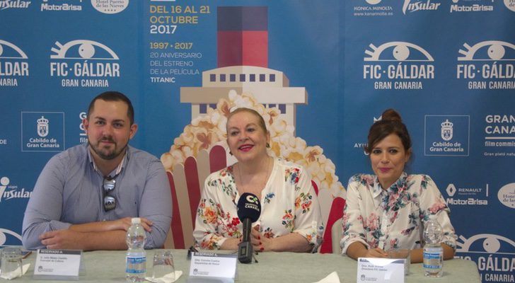 Concha Cuetos junto a Julio Mateo, Concejal de Cultura del Ayuntamiento y Ruth Armas, Directora del FIC Gáldar