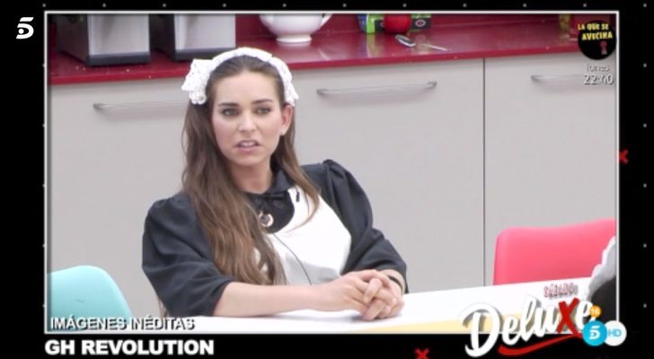 Laura durante la conversación con sus compañeros