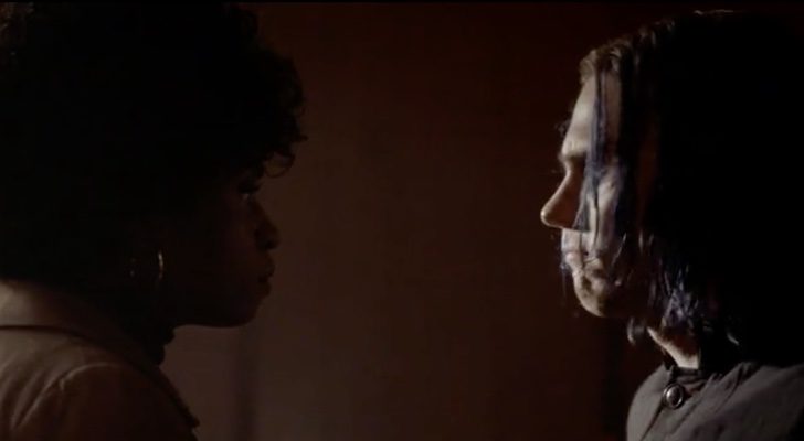 Adina Porter y Evan Peters en 'American Horror Story: Cult'