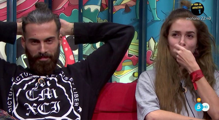 Carlota y José María en el confesionario