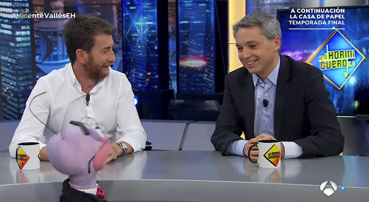 Vicente Vallés con las hormigas en 'El hormiguero'