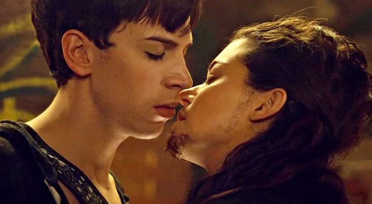 Jordan Gavaris en 'Orphan Black', uno de los hombres acosados