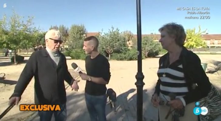  Andrés Caparrós, padre de Alonso Caparrós, entrevistado en un parque por un reportero de 'Sálvame', con su perro y su mujer, madre del colaborador, Julia