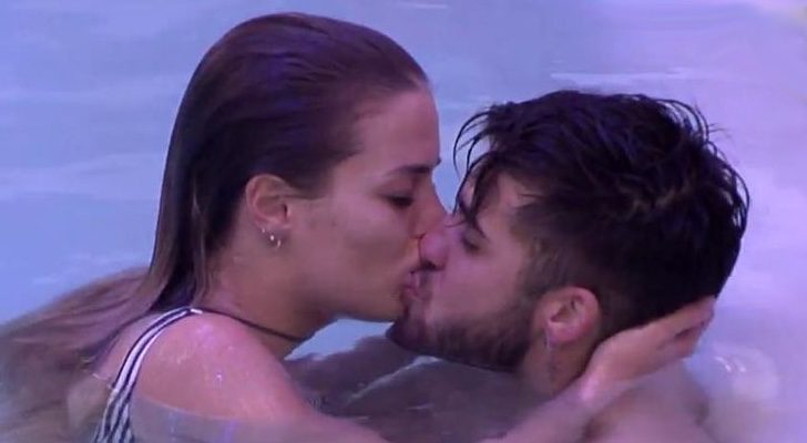 Alyson y Rubén se besan en la piscina de 'GH Revolution'