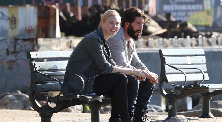 Karen Page (Deborah Ann Woll) y Frank Castle (Jon Bernthal) en 'The Punisher', de Netflix y Marvel, sentados en un banco