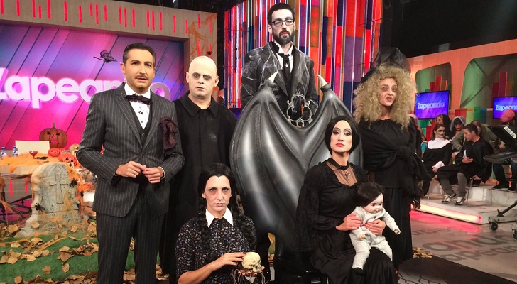 Frank Blanco y sus colaboradores disfrazados para celebrar Halloween en 'Zapeando'