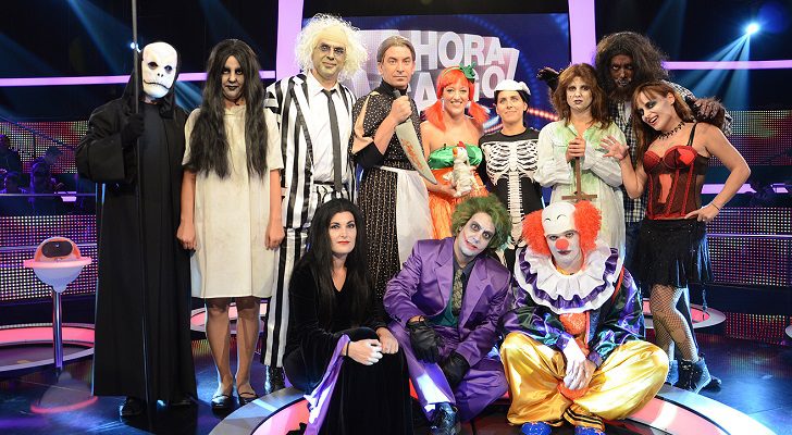 Arturo Valls junto a los concursantes en el programa especial Halloween de 'Ahora caigo'