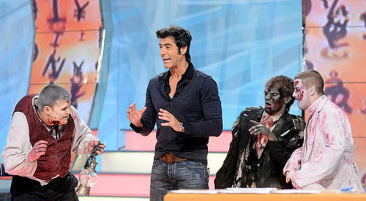 Jorge Fernández rodeado de monstruos en el especial Halloween de 'La ruleta de la suerte'
