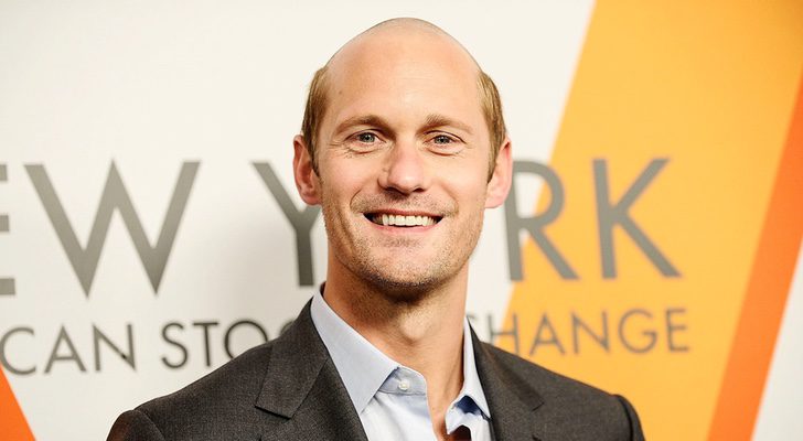 Alexander Skarsgard con su nuevo cambio de look en el evento de Louis Vuitton celebrado en Nueva York