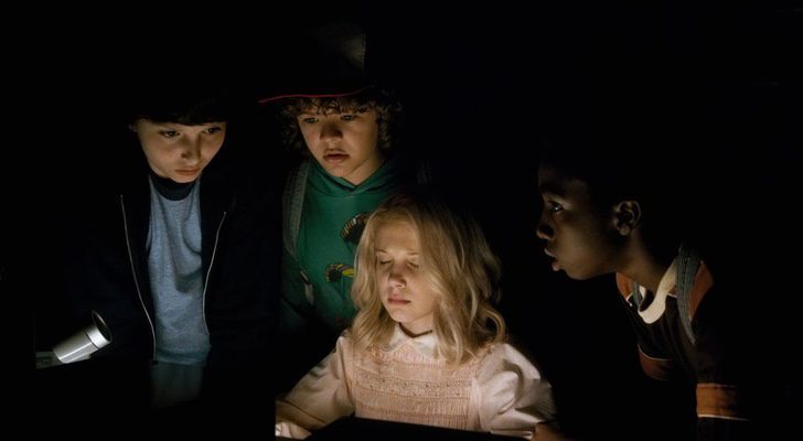Finn Wolfhard, Gaten Matarazzo, Milly Bobby Brown, Caleb MacLaughling en &#39;Stranger Things&#39;