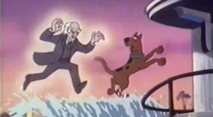 Scooby huye de un fantasma en 'The New Scooby-Doo Mysteries'