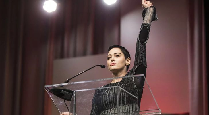 Rose McGowan durante su discurso en Detroit