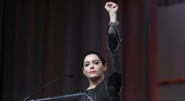 En su primera aparición pública en Detroit desde que acusó a Harvey Weinstein de violación, la actriz Rose McGowan pronunció una mordaz condena de la industria que intentó silenciarla.