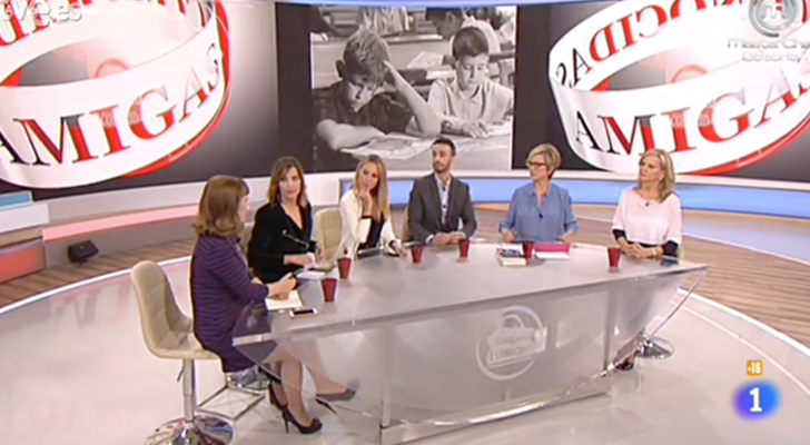 'Amigas y conocidas' durante la comparecencia de Puigdemont