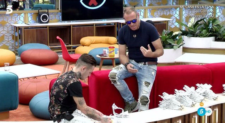 Carlos Lozano charla con Carlos para explicar su posición