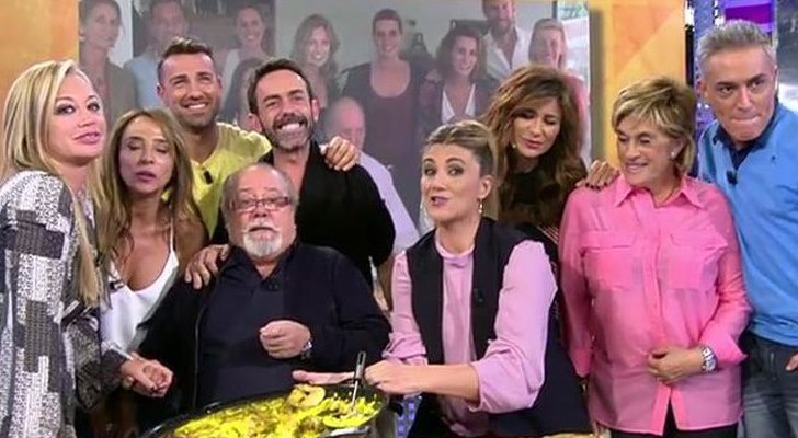 Arévalo rehace la paella y la foto con los colaboradores de 'Sálvame'