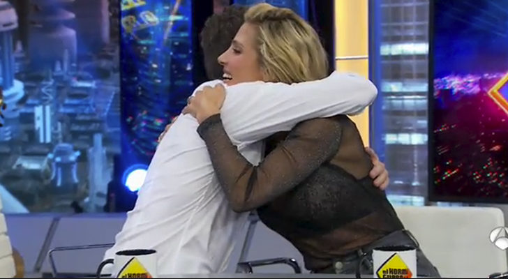 Pablo Motos y Elsa Pataky se abrazan en 'El hormiguero'