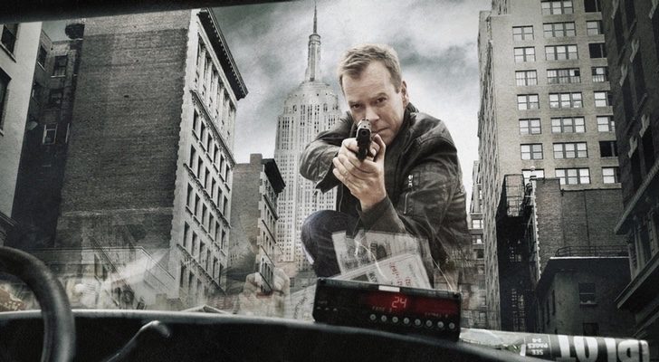 Jack Bauer, interpretado por Kiefer Sutherland, encima de un coche con la pistola en la mano apuntando a alguien y con el cielo gris en '24'
