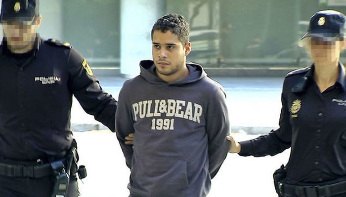 Jose Fernando siendo detenido