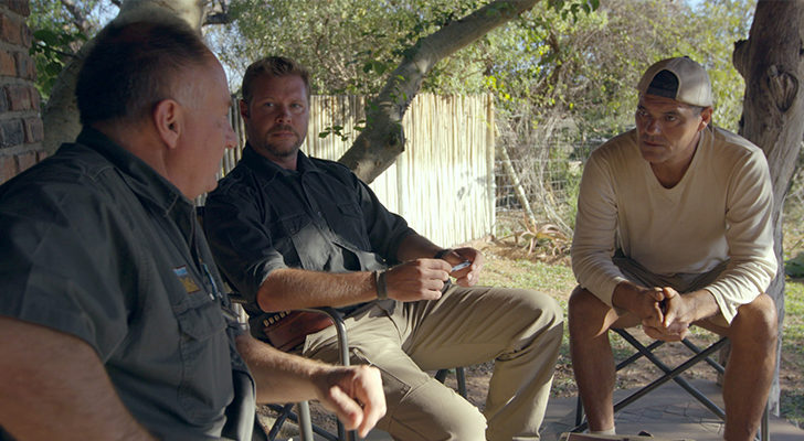 Frank charlando con los dos cazadores en 'Wild Frank'