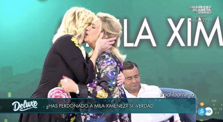 Mila Ximénez abraza a Carmen Borrego
