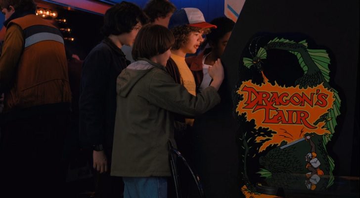 Los protagonistas de 'Stranger Things' jugando a "Dragon's Lair"