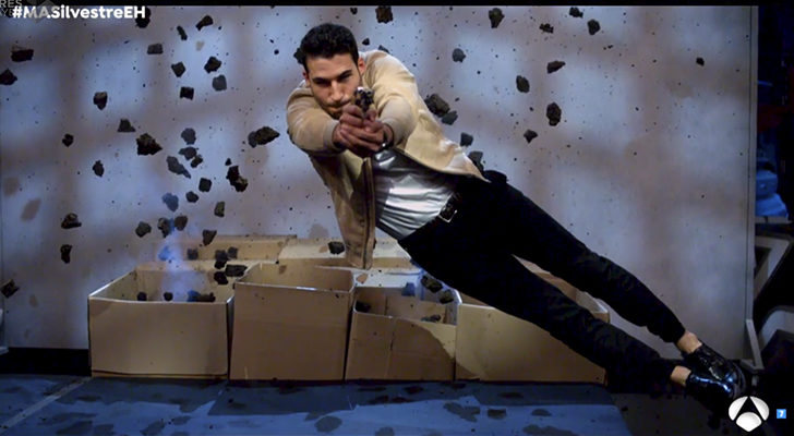 Miguel Ángel Silvestre disparando en 'El hormiguero'