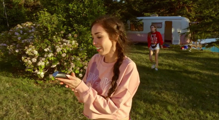 Danik sale de la caravana con una maquina de cortar el pelo