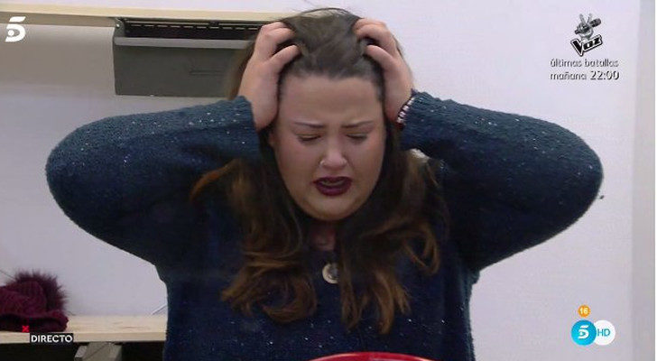 Pilar llora desconsolada tras decidir no hablar con su madre