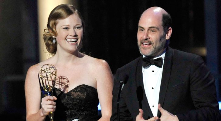 Kater Gordon y Matthew Weiner recogiendo el Emmy en 2009 por el episodio de 'Mad Men', "Meditations in an Emergency"