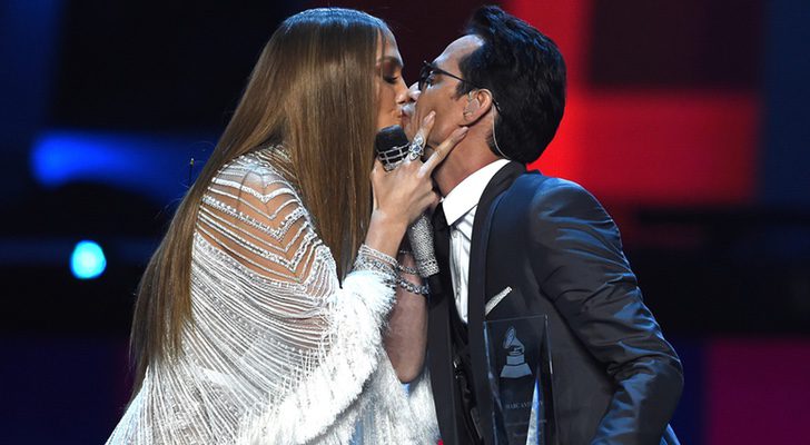 Jennifer López besa a su exmarido Marc Anthony tras dar un discurso sobre él y entregarle el galardón a Persona del Año 2016 en los Grammy Latinos 2016 