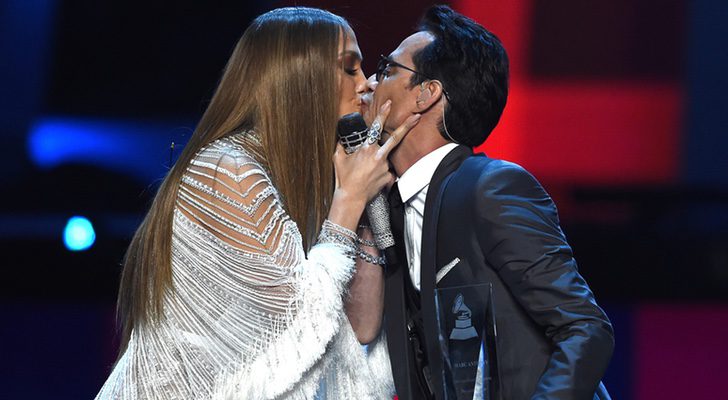 Jennifer López besa a su exmarido Marc Anthony tras dar un discurso sobre él y entregarle el galardón a Persona del Año 2016 en los Grammy Latinos 2016