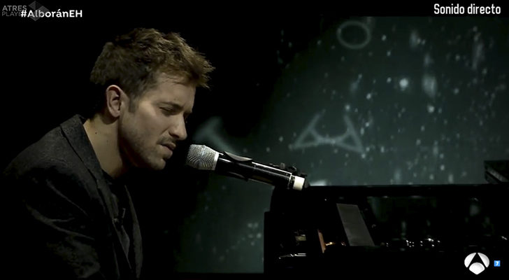Pablo Alborán cantando en &#39;El hormiguero&#39;