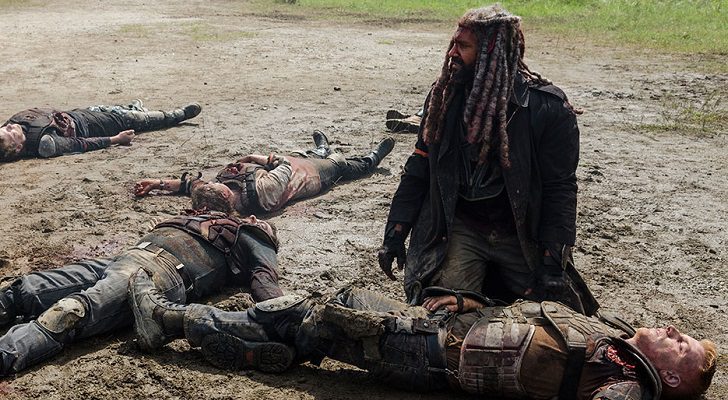 El rey Ezekiel observa a sus compañeros muertos en 'The Walking Dead'